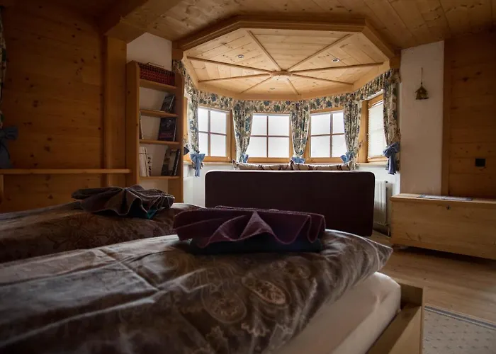 Erlzette Apartment Tux